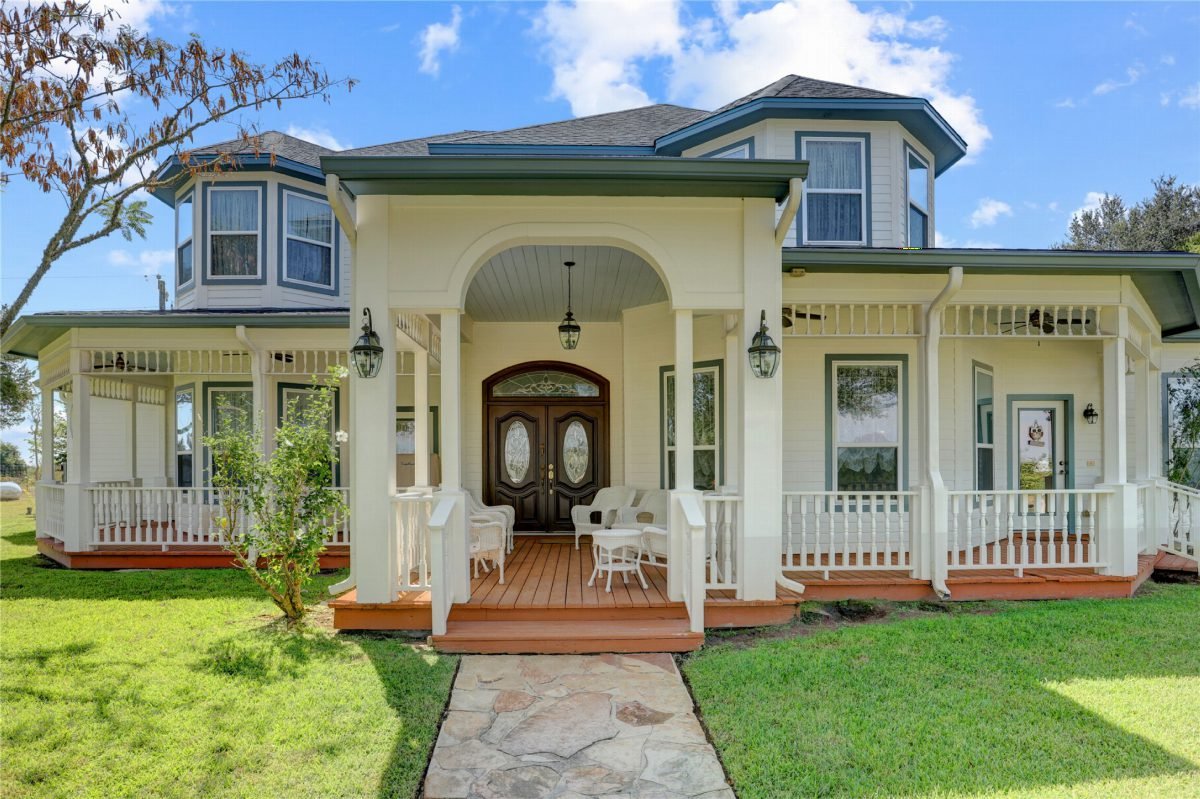 Porch-Forward Cottage with Arched Entry