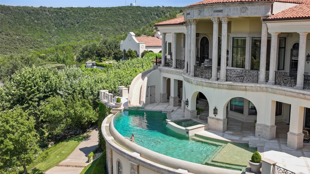 Turquoise Pool with Cream Arches