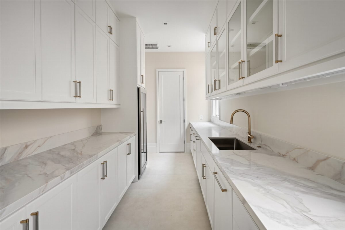 8 White Kitchens That Quietly Outshine Dark Designs