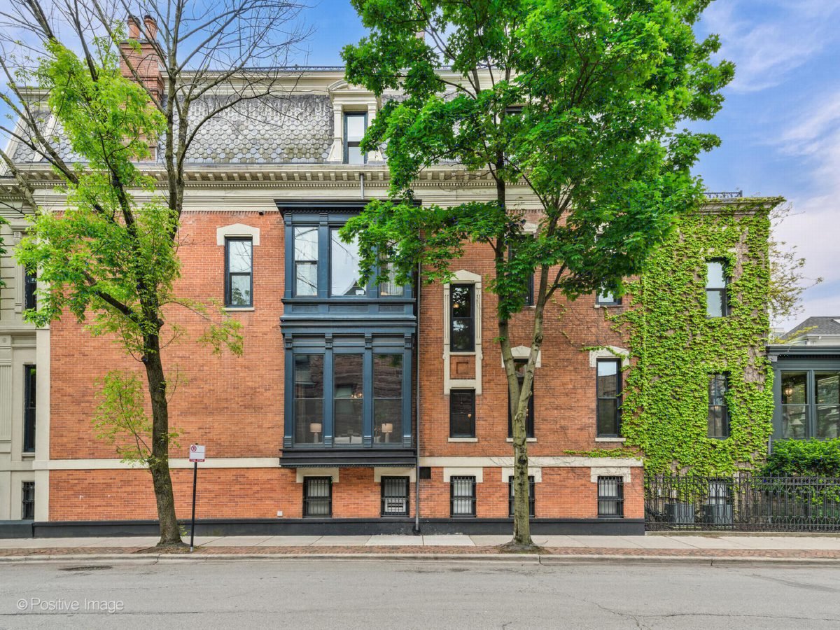 5 Homes for Sale in Gold Coast Chicago Worth the Hype