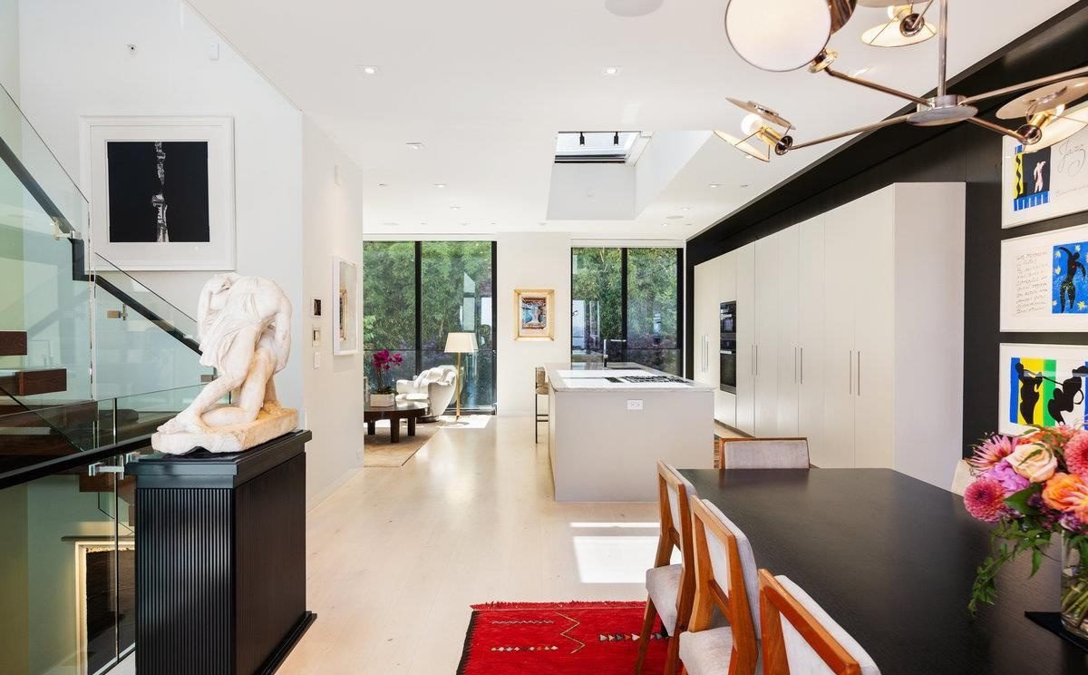 Gallery White with Gallery Art