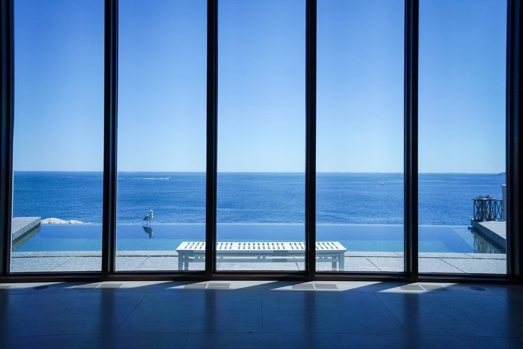 Floor-to-Ceiling Ocean Framing