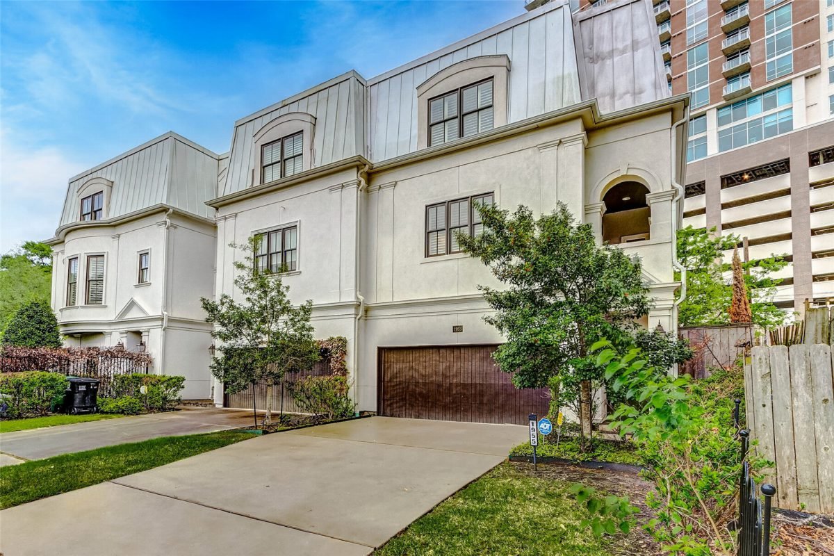 Ivory Stucco with Rustic Cedar