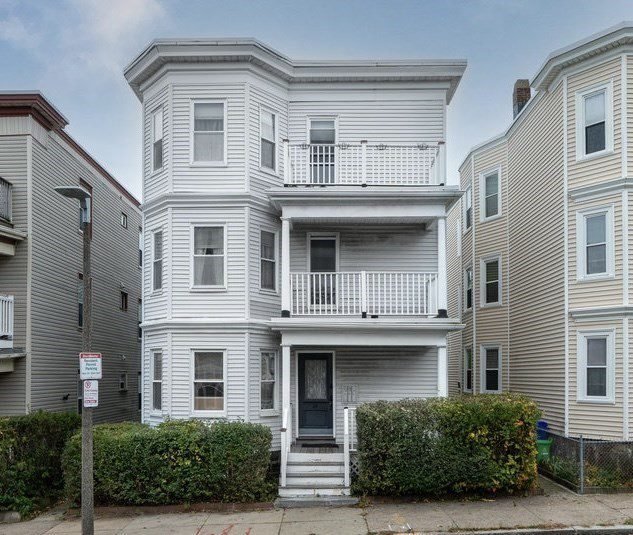 Coastal White Bay Window Facade