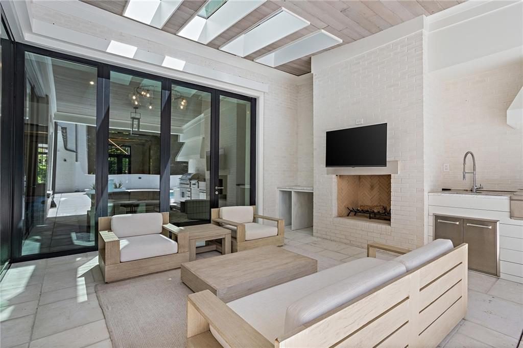 Sunlit White Brick Lounge