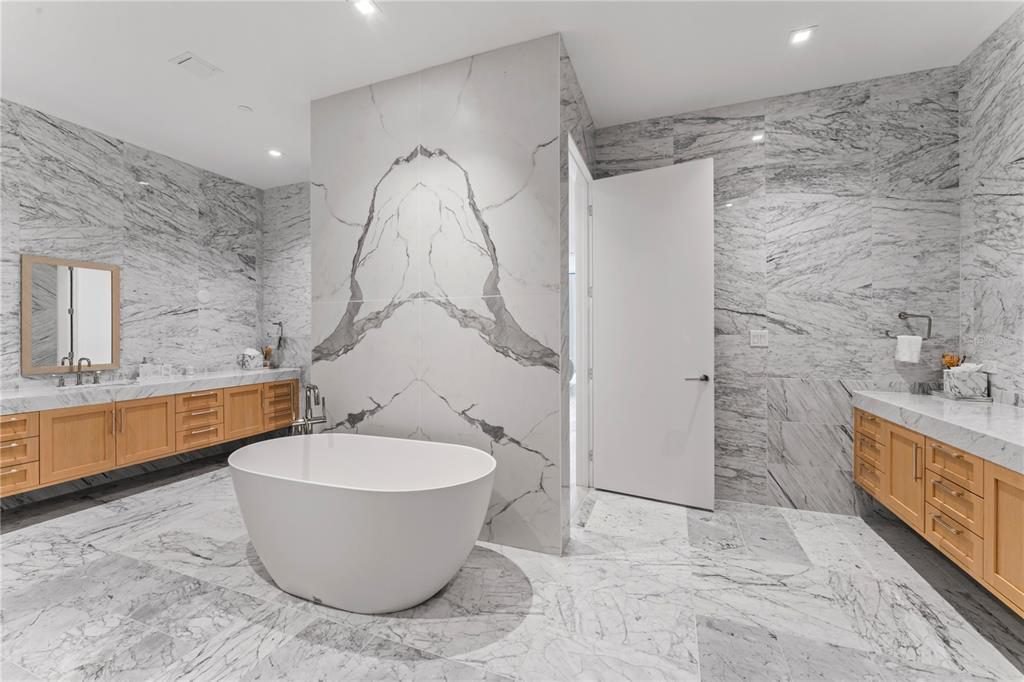 Marble vs. Subway Tile: Why Real Bathrooms Are Quietly Choosing Marble