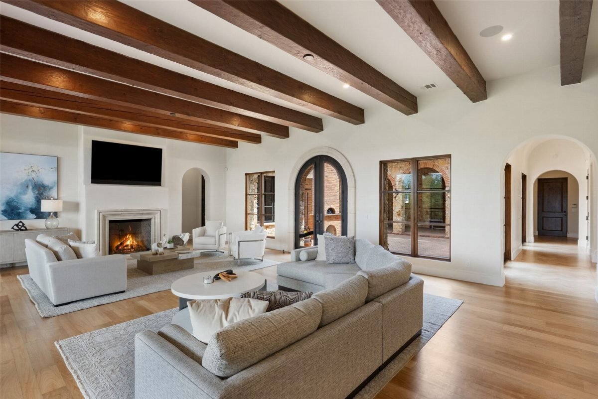 8 Living Rooms Where Fireplaces Steal the Spotlight
