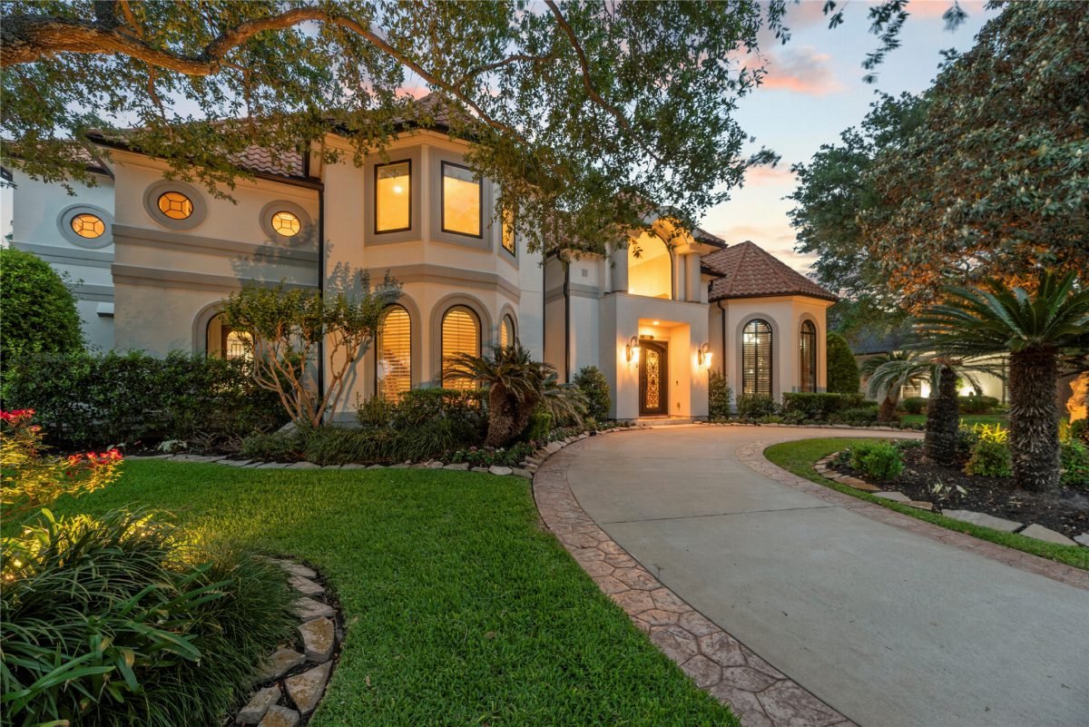 Warm Mediterranean Facade Glow