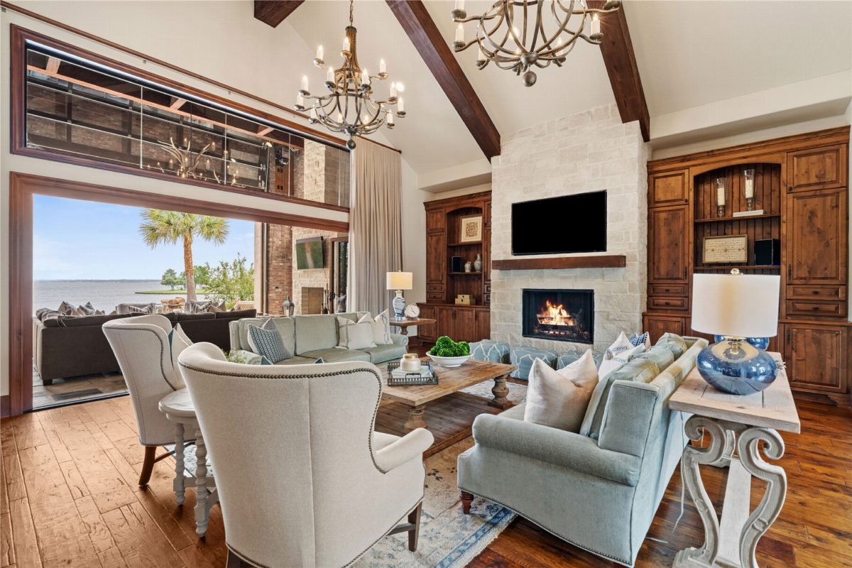 Coastal Vaulted Comfort in Wood