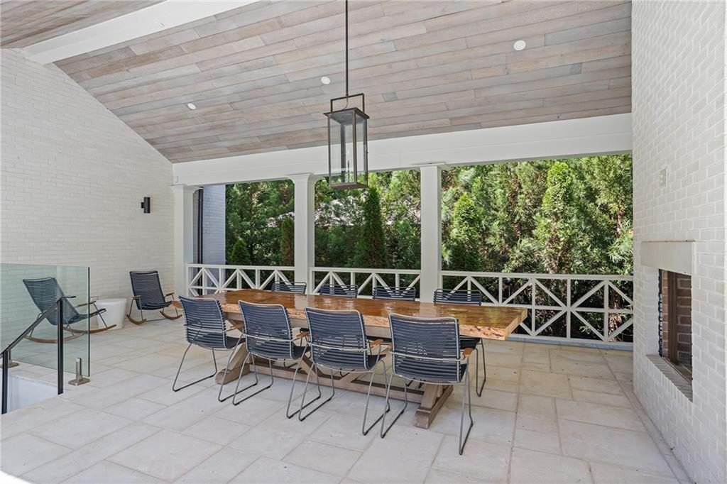 White Brick Outdoor Dining