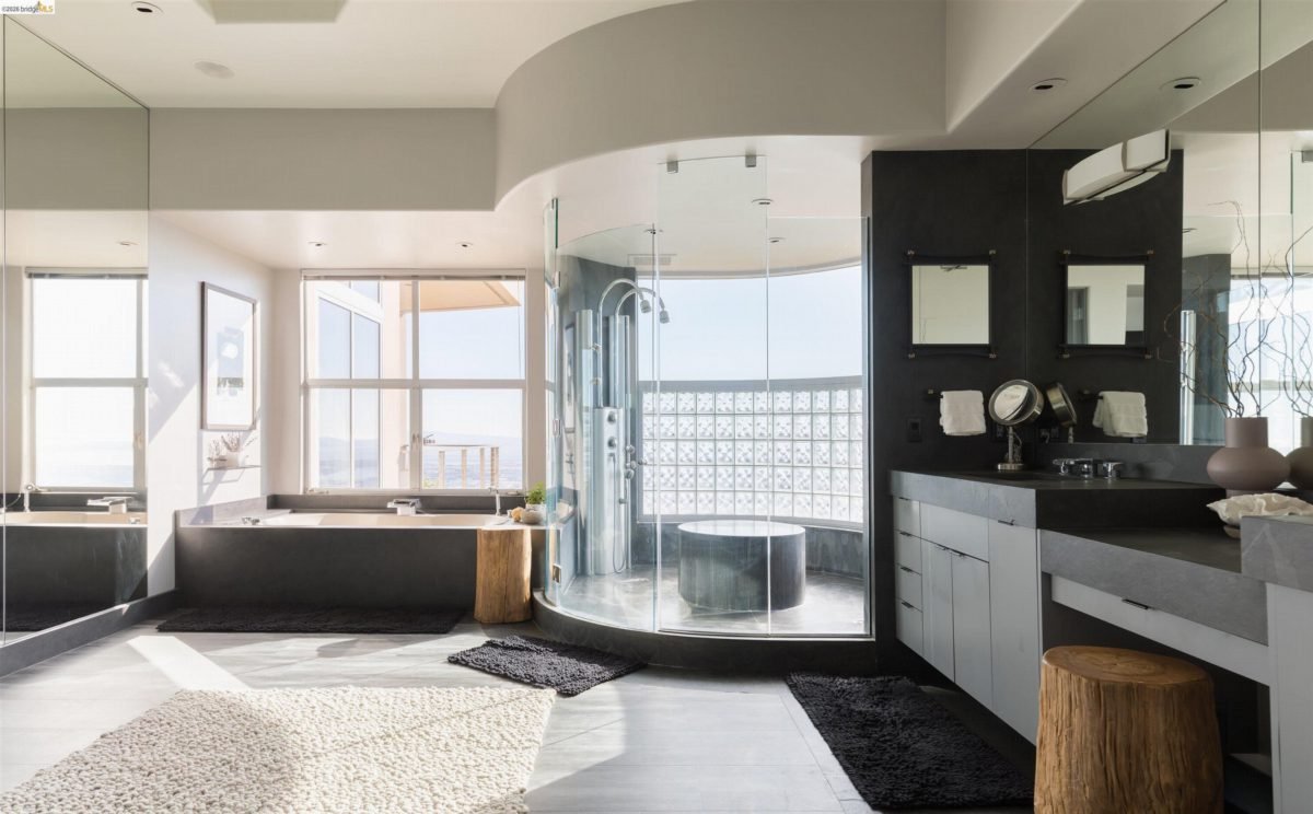 Spa-Inspired Curved Glass Sanctuary