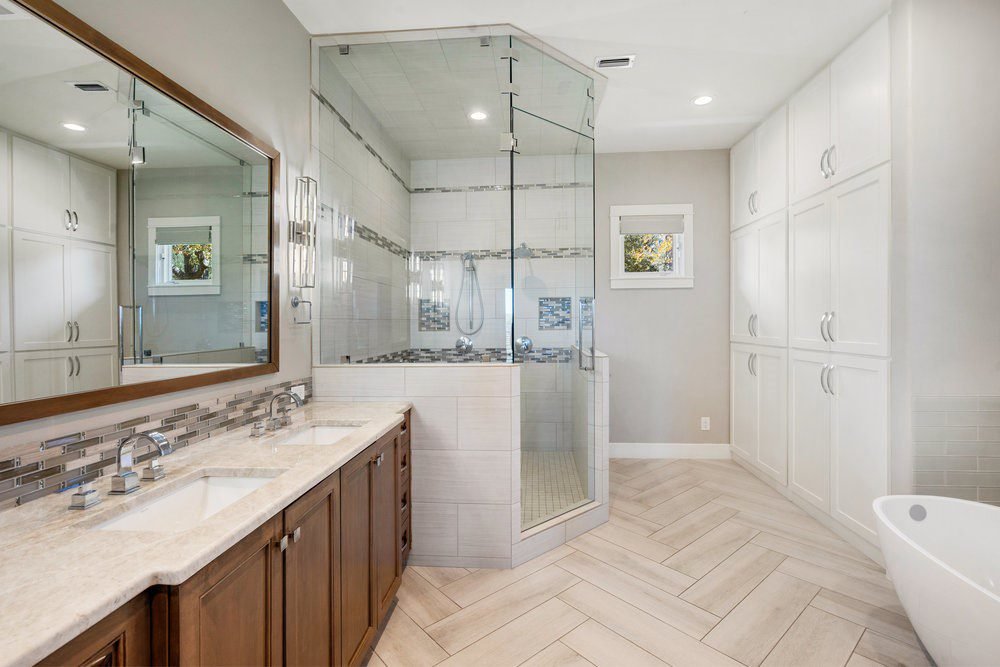 Warm Wood and White Tub Retreat