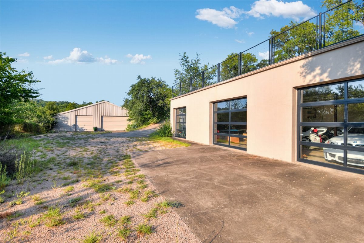 Minimalist Earth-Tone Garage Courtyard