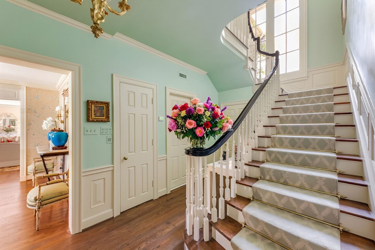 Mint Walls and Grand Staircase