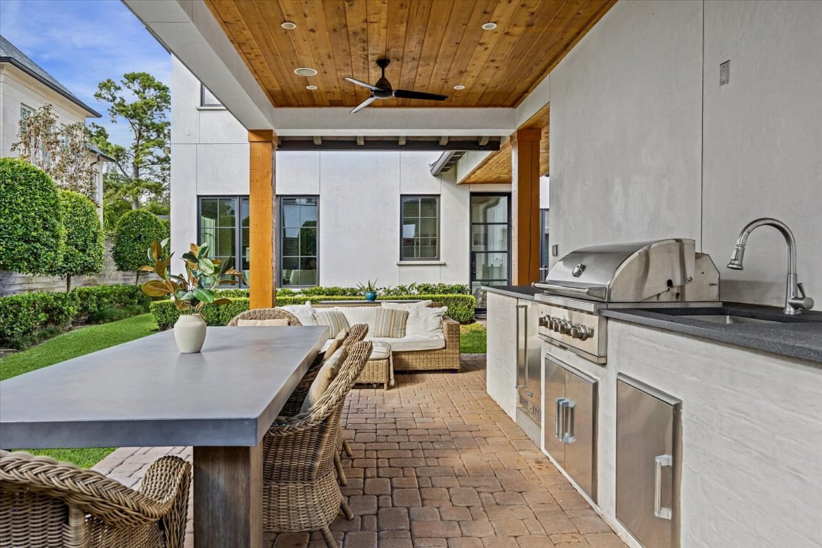 Cedar Ceiling and Wicker Comfort