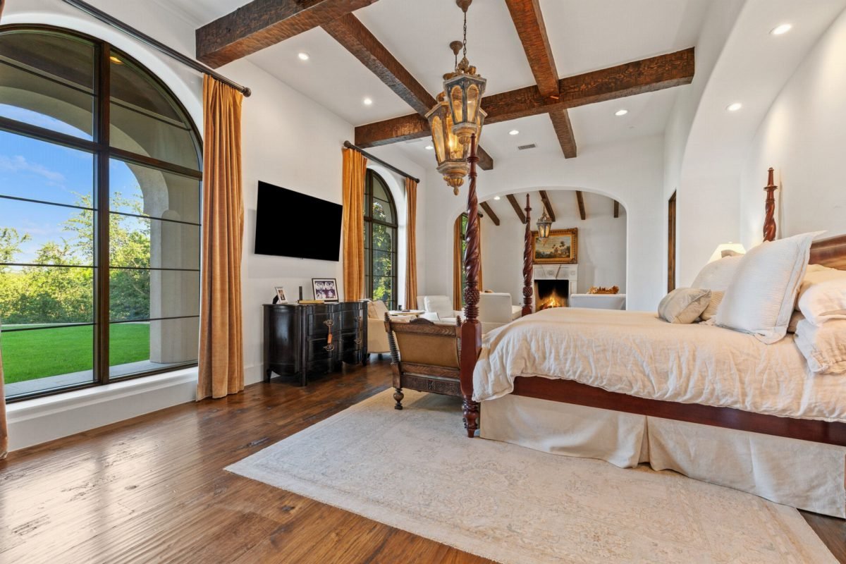 Ivory Bedding with Dark Timber