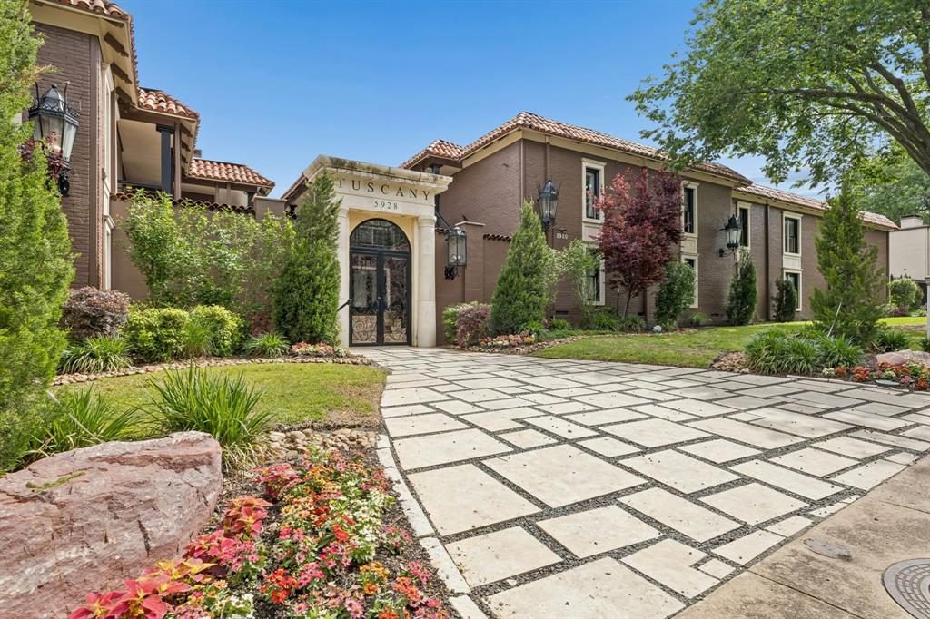Tuscan Stone and Patterned Pavers