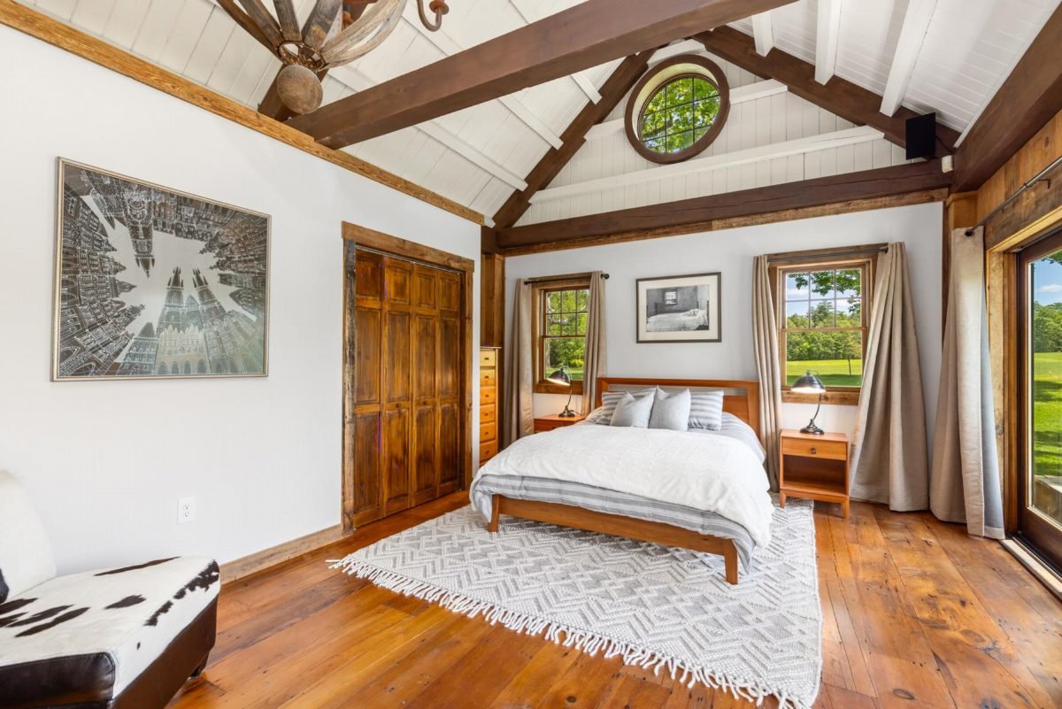 5 Dreamy Vaulted Beams Bedroom Ideas That Feel Like Home