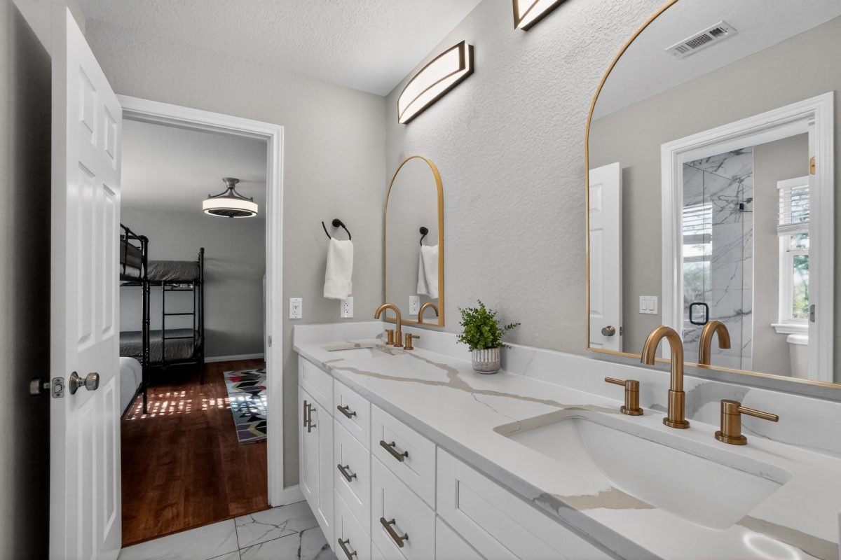 Gold Hardware and Marble Calm