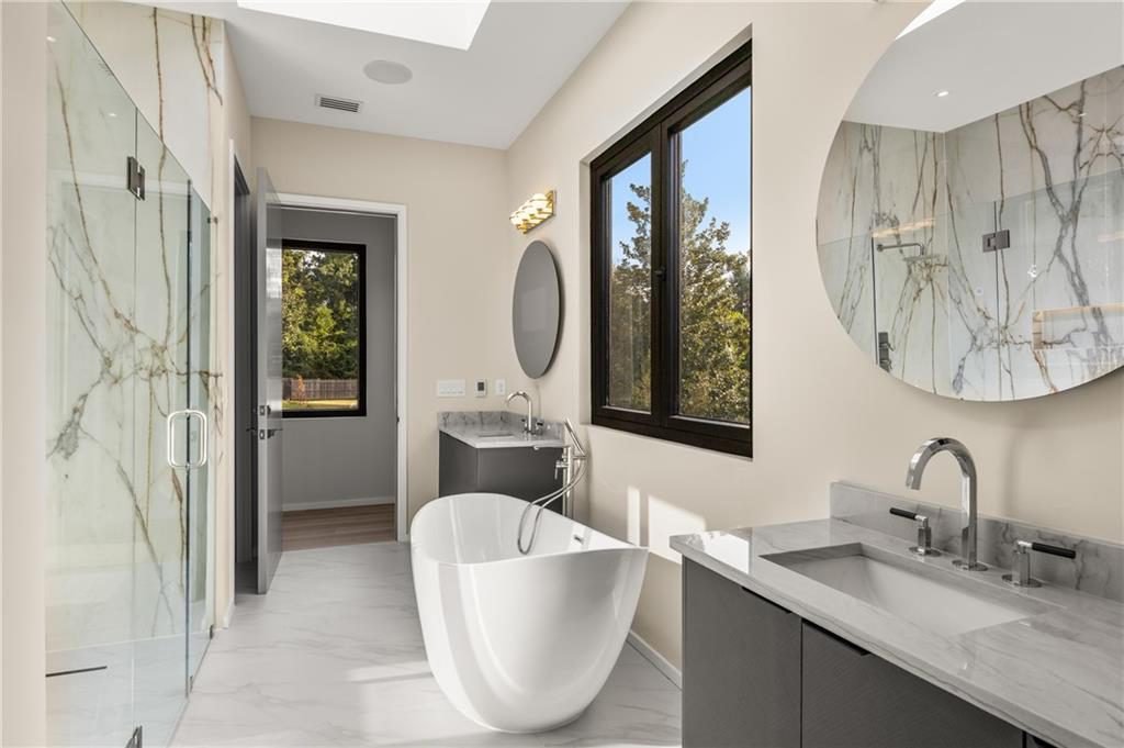 4 Cozy Green Marble Bathroom Ideas That Feel Anything but Cold