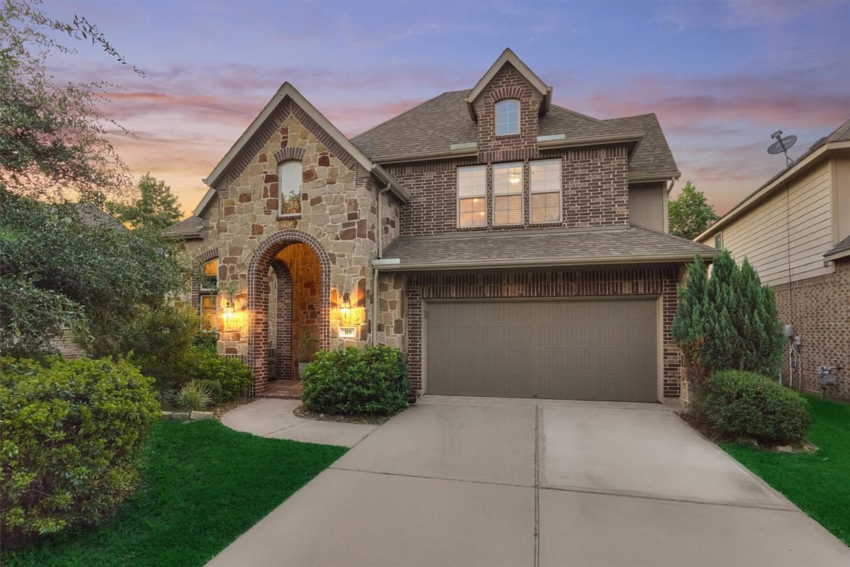 Hearthstone Brick and Arched Entry