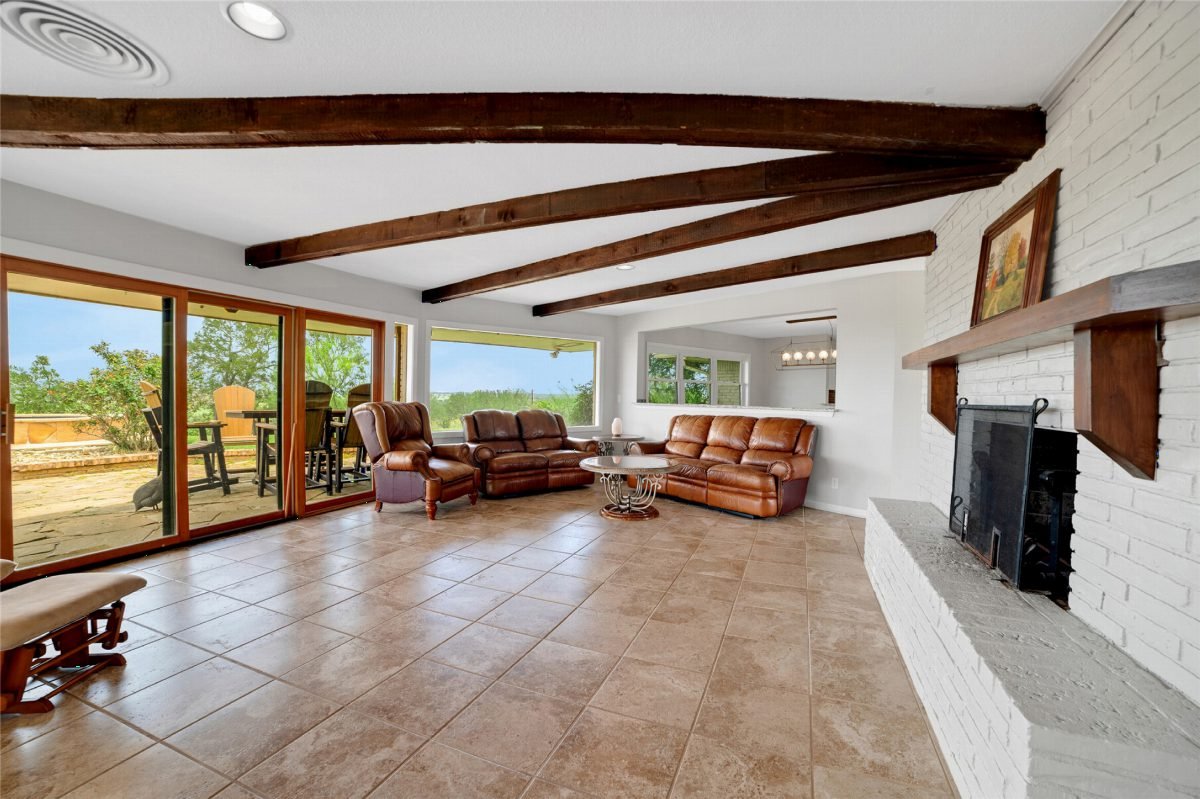 8 Vaulted Living Rooms That Prove High Ceilings Always Win