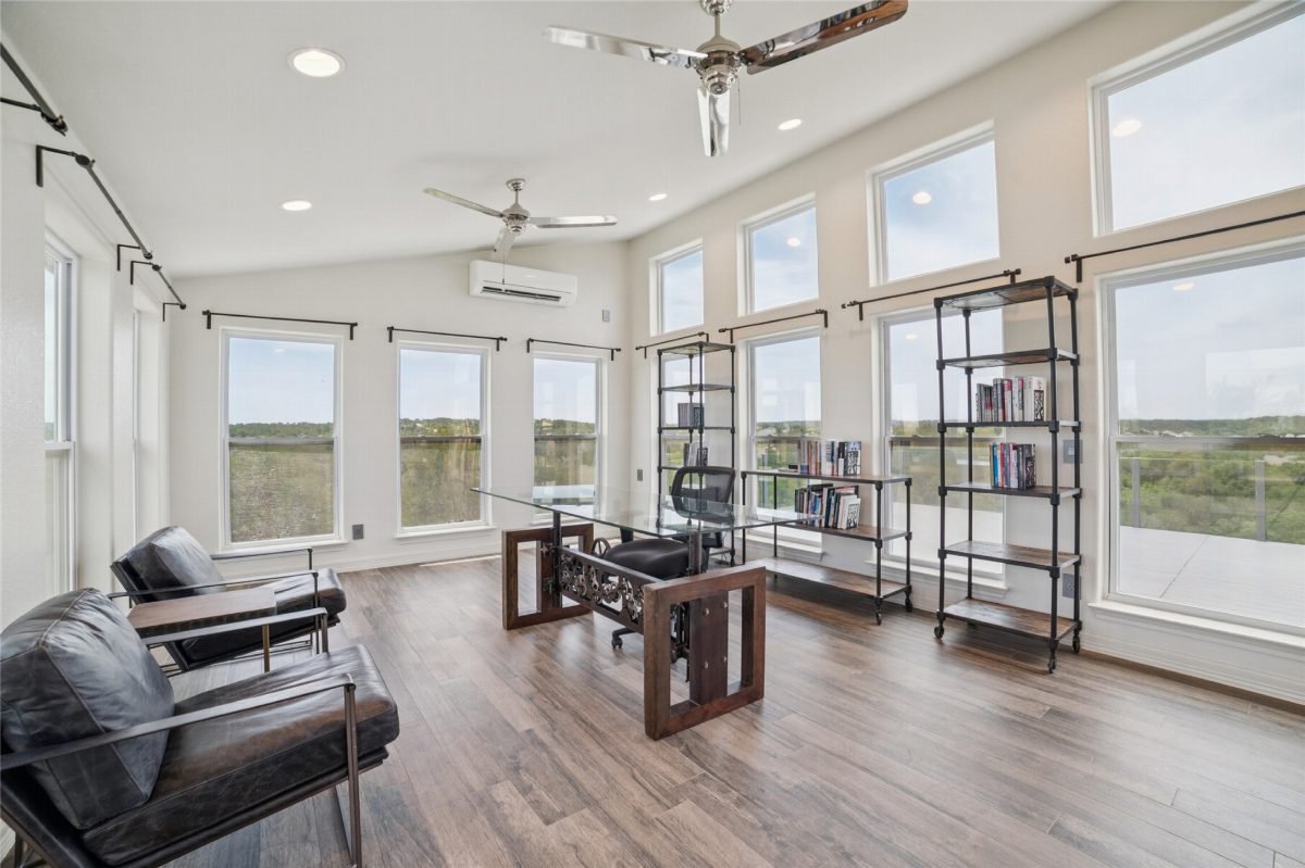 9 Homes With Floor-to-Ceiling Windows That Will Make You Pause