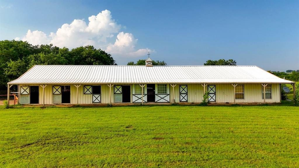 10 Farmhouse Front Exteriors That Make a Statement