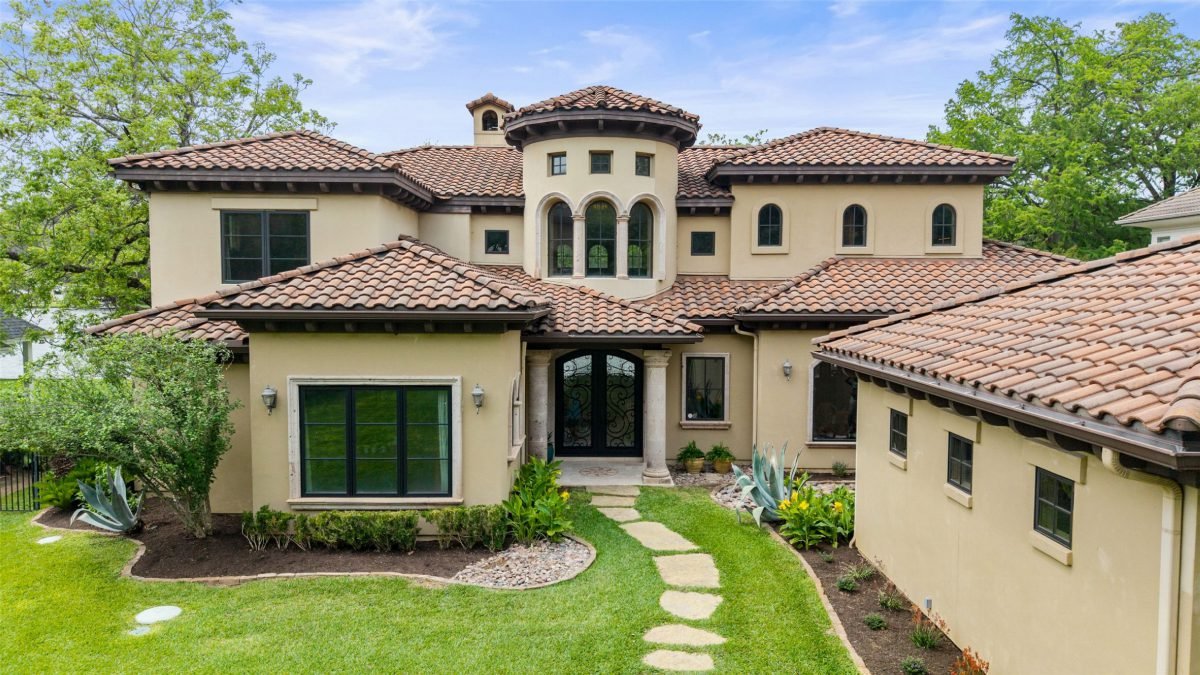 Mediterranean Courtyard with Terracotta Tiles