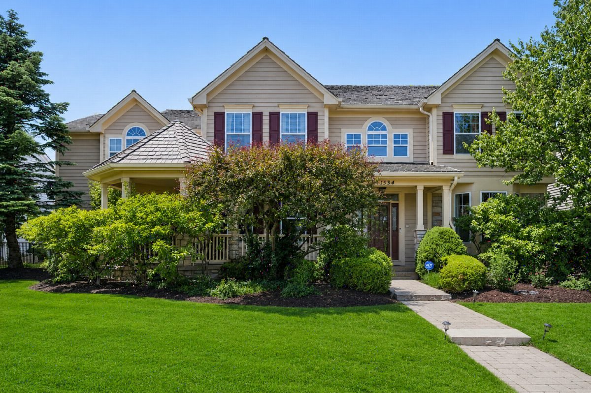Pale Yellow Shingle Elegance