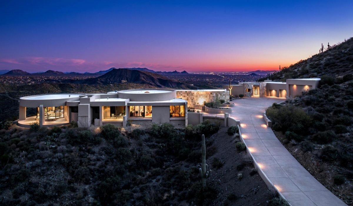 Curved Modern Desert Retreat