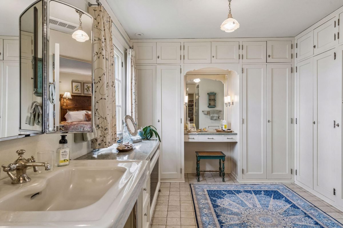 Ivory Cabinetry with Persian Blue
