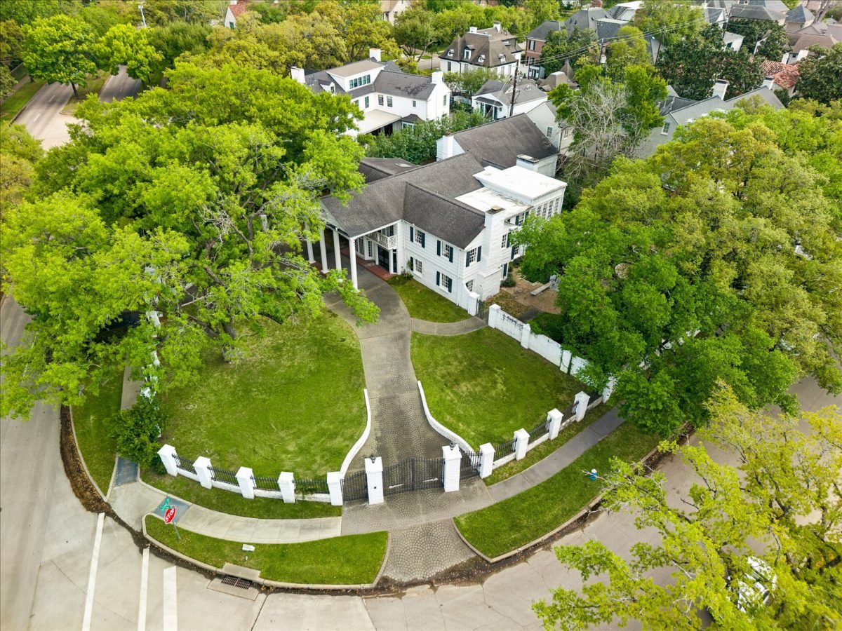White Colonial Courtyard Elegance