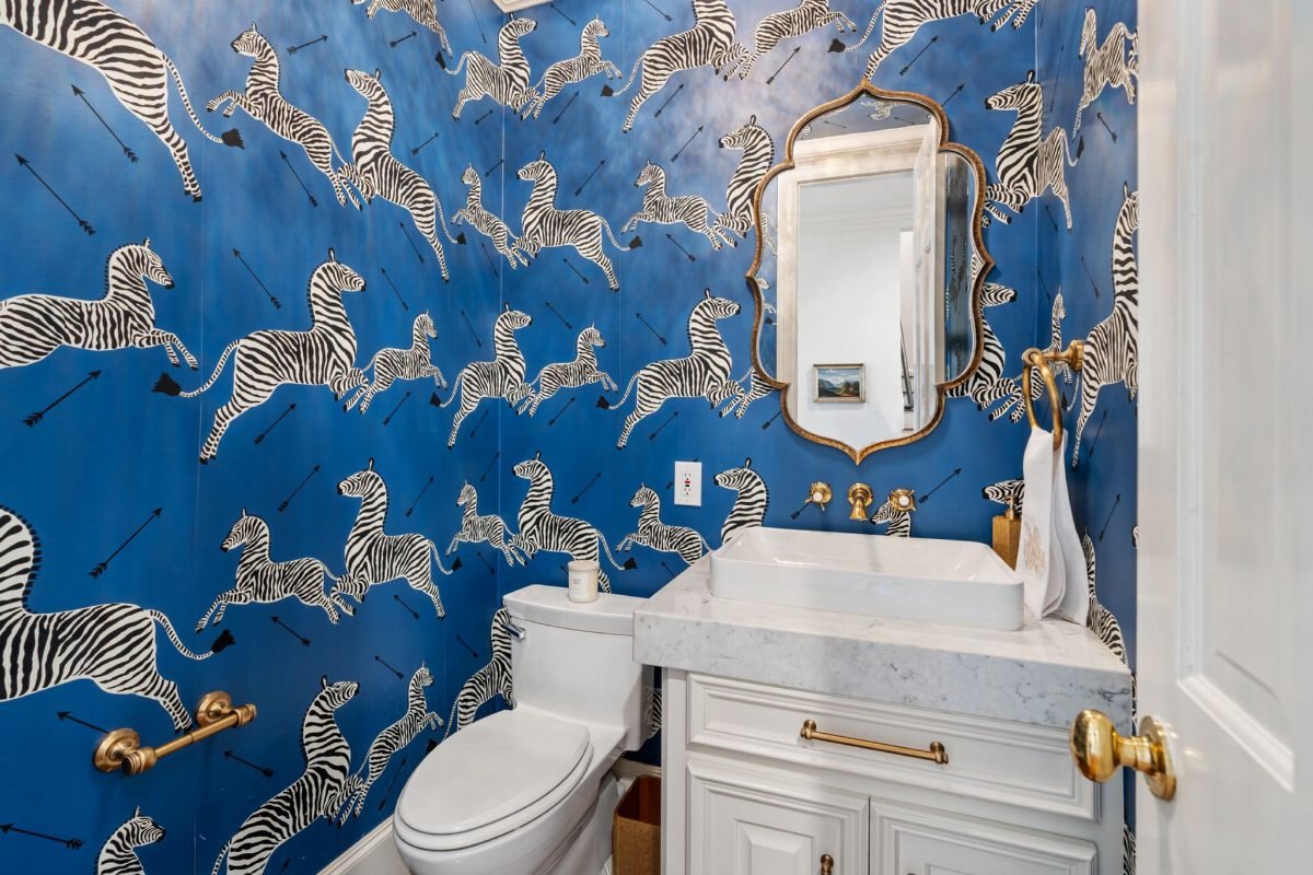 10 Bathrooms Proving Wallpaper Is Having Its Moment