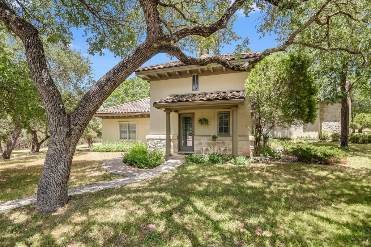 Earthy Stucco and Tile Entry