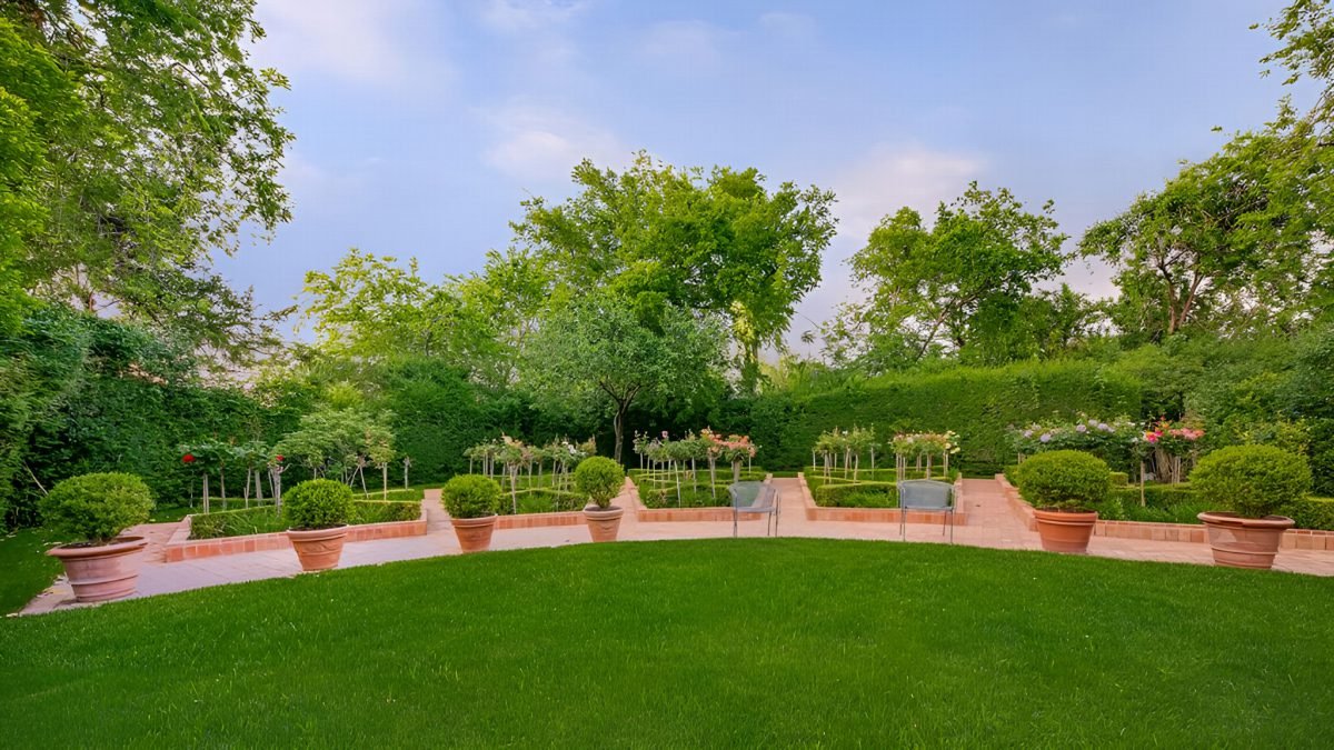 Terracotta Pots and Emerald Hedges