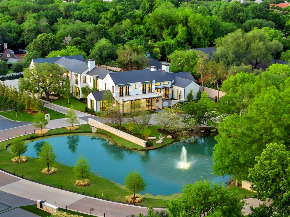 Lakeside Manor with Turquoise Waters