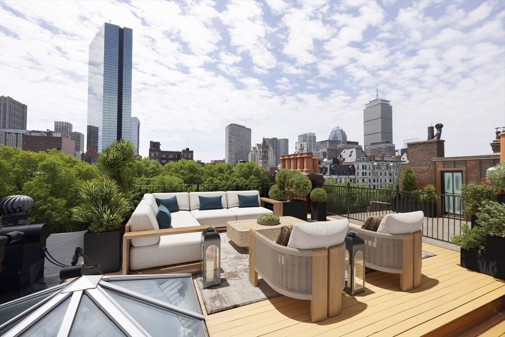 City Skyline Rooftop Lounge