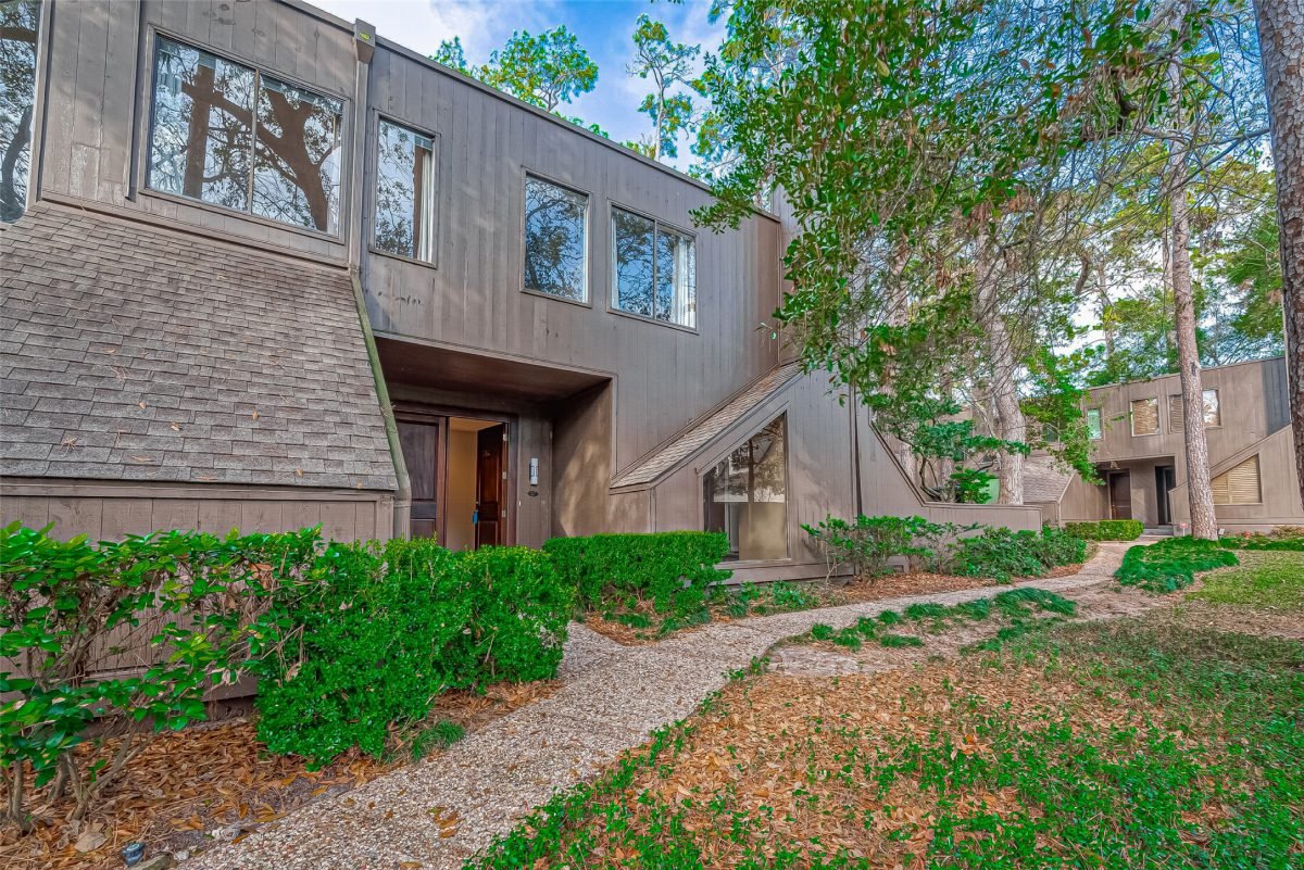 Sculpted Concrete Meets Native Green