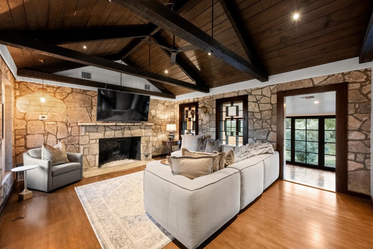10 Gorgeous Vaulted Living Room Ideas That Actually Work