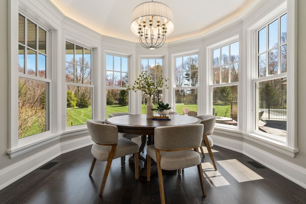 4 Bay Window Dining Room Ideas That Feel Like Home